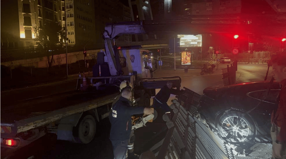Şişli’de lüks otomobil bariyerlere çarptı: 3 yaralı