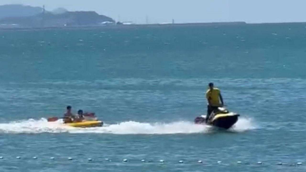 Şişme botla açıldılar, rüzgar sürükledi! 2 çocuk son anda kurtarıldı