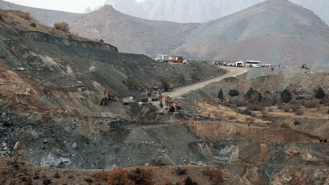 Sivas'ta göçük altında kalan işçiyi...