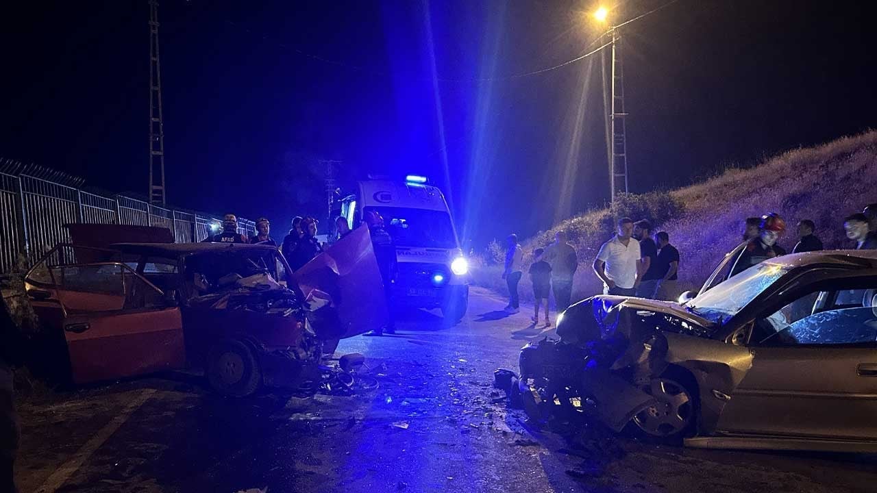 Sivas’ta iki otomobil çarpıştı! 6 kişi yaralandı