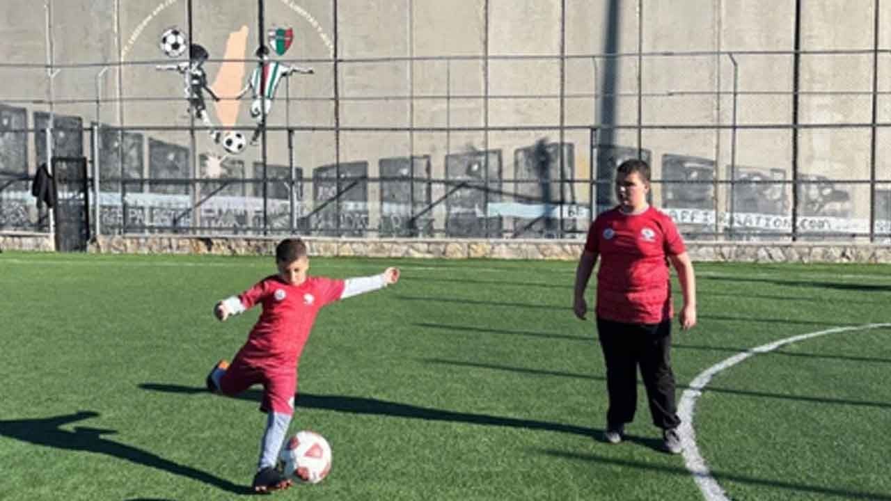 Siyonist işgalciler bu kez çocukların neşesini hedef aldı! Batı Şeria'da futbol sahasını basan gaspçılar minik yüreklere korku saldı!