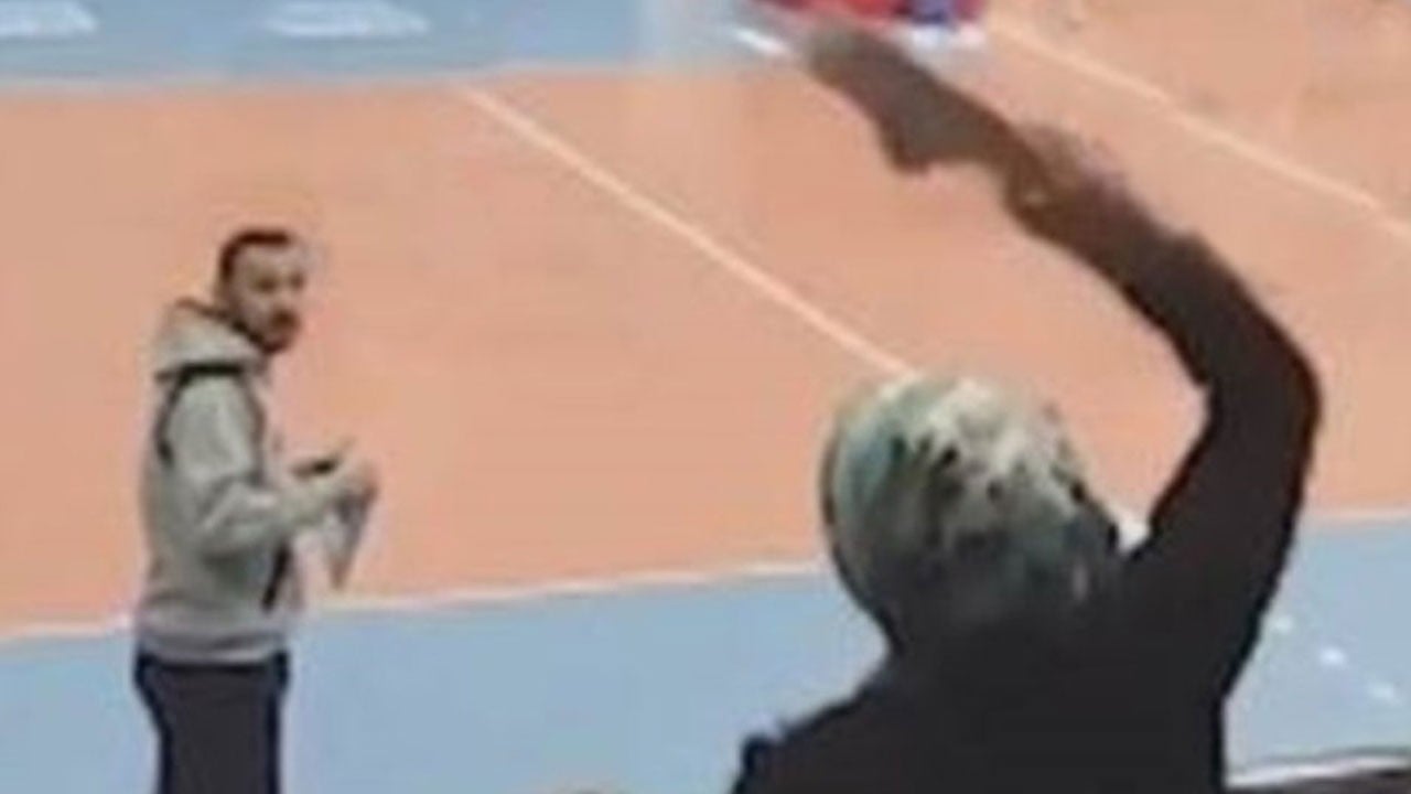 Sokak kavgasını anne terliği bitirdi! Terliği gören dağıldı