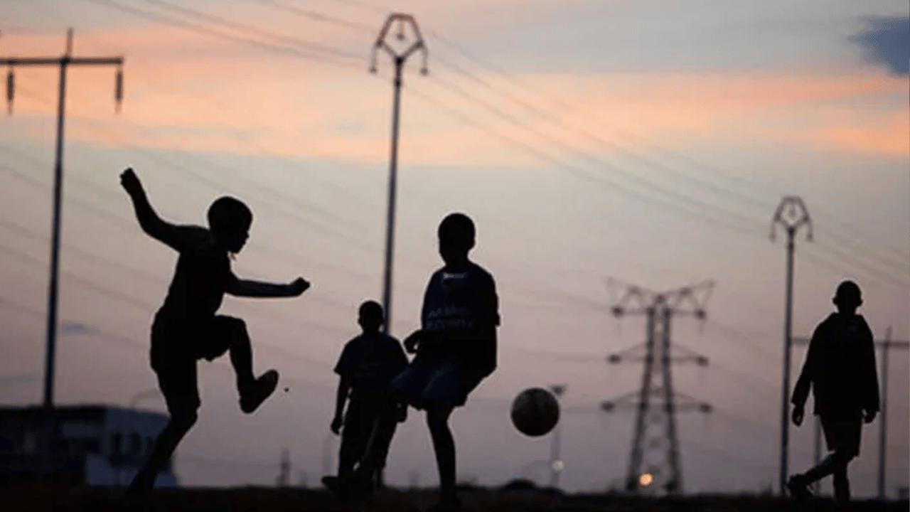 Sokakta top oynayana hapis cezası!