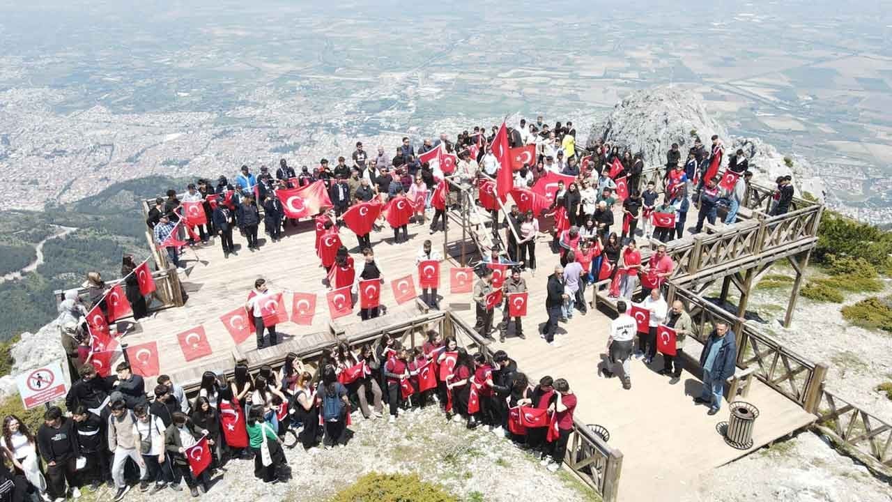 Spil’in Zirvesinde Ay-Yıldızlı Gurur: 200 Genç Milli Birlik İçin Yürüdü!