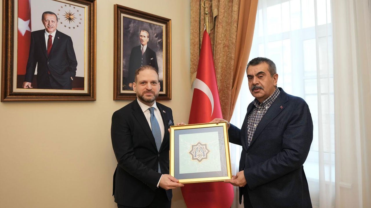 St. Petersburg Başkonsolosluğu’nu ziyaret etti! Bakan Tekin’den Rusya’da eğitim diplomasisi