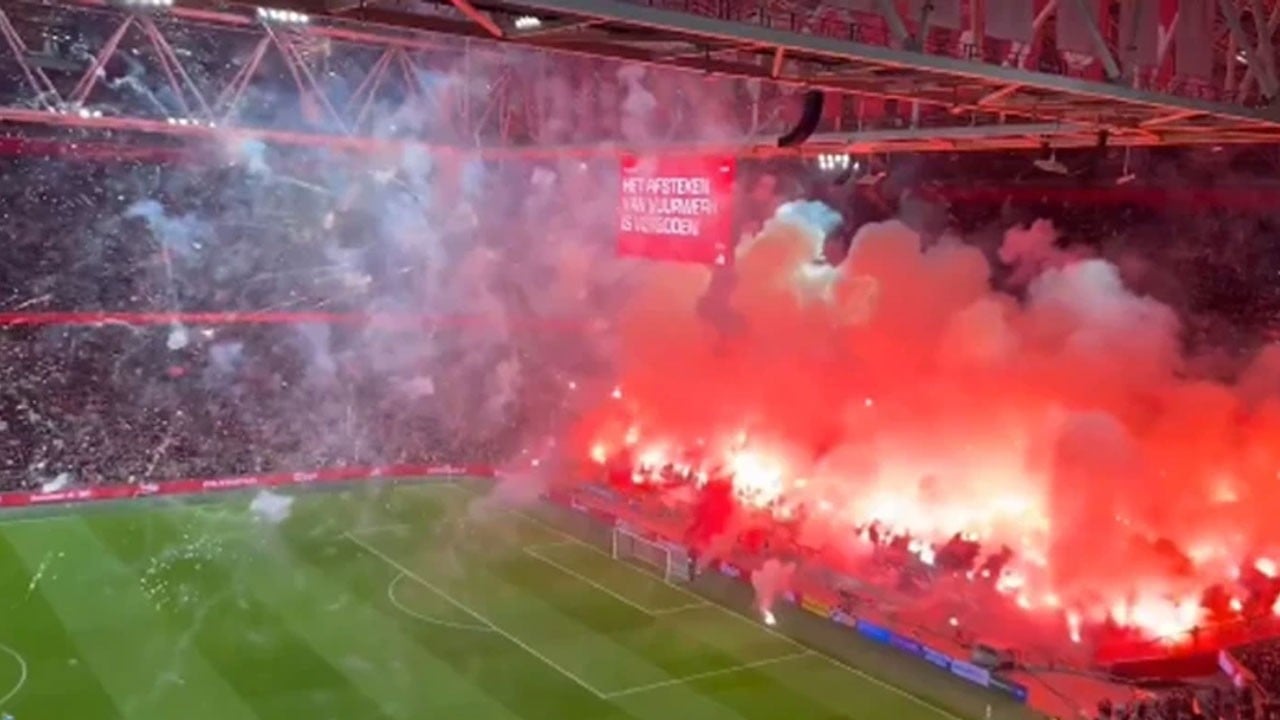 Stadı savaş alanına çevirdiler! Ajax-Groningen maçı tatil edidi