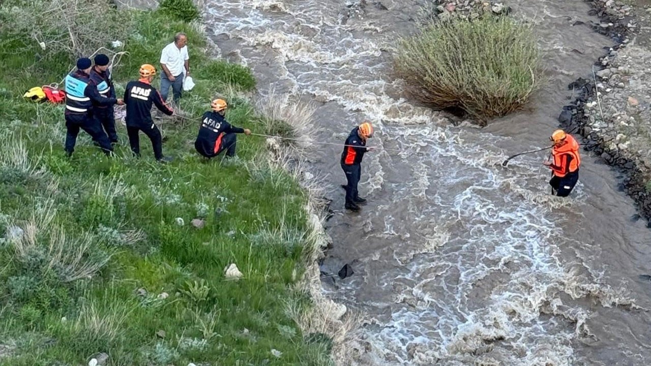 Sular aniden yükseldi! Mantar toplamaya gittiler, dere kenarında mahsur kaldılar