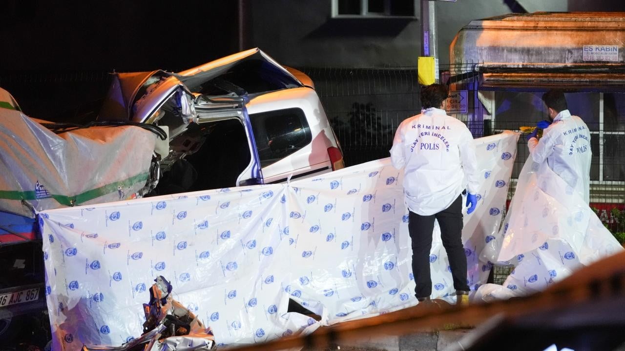 Sultanbeyli'de polisten kaçan araç tıra çarptı: 1 ölü, 1 yaralı