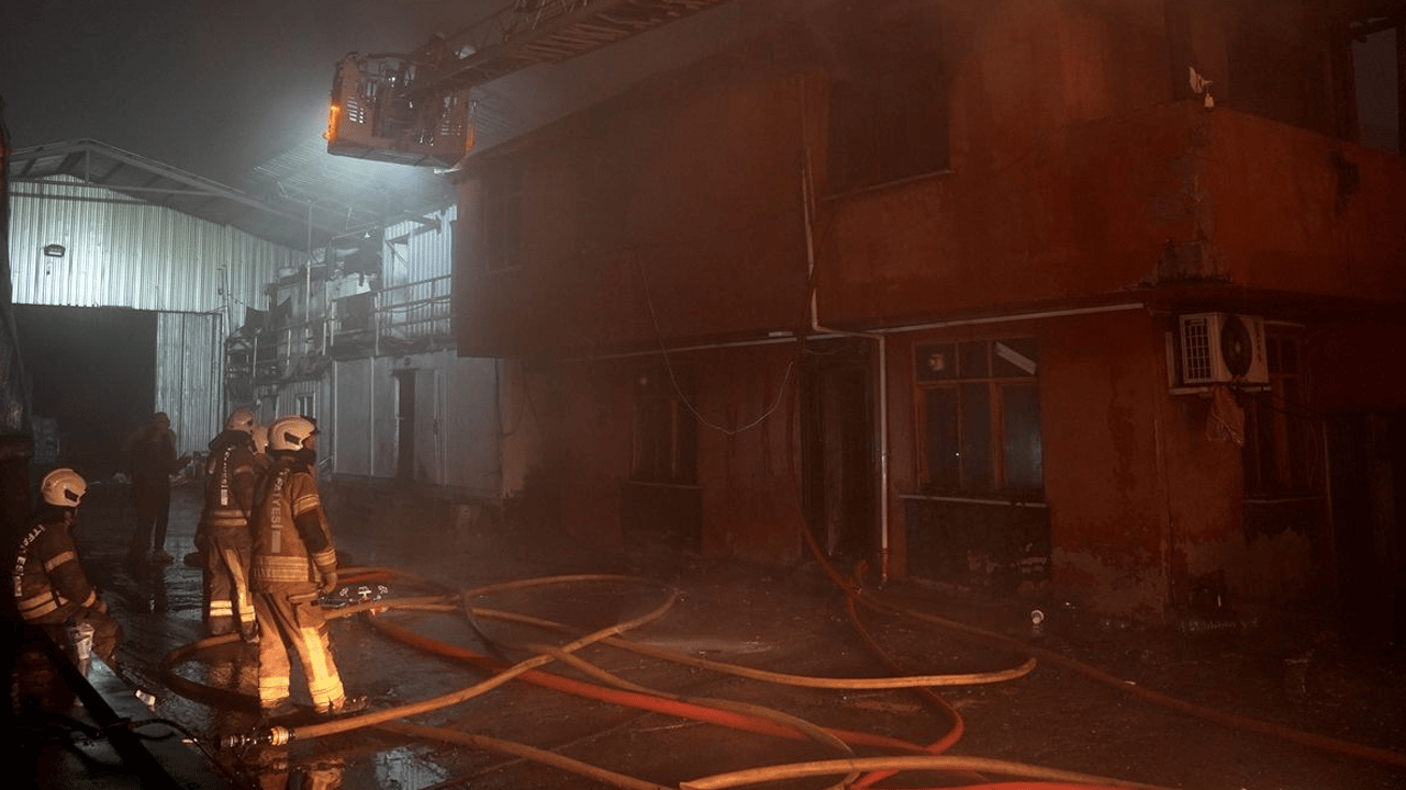 Sultangazi'de trafodan kömür deposuna sıçrayan yangın söndürüldü