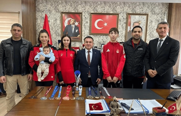 Taekwondo sporcuları tebriği hak ettiler