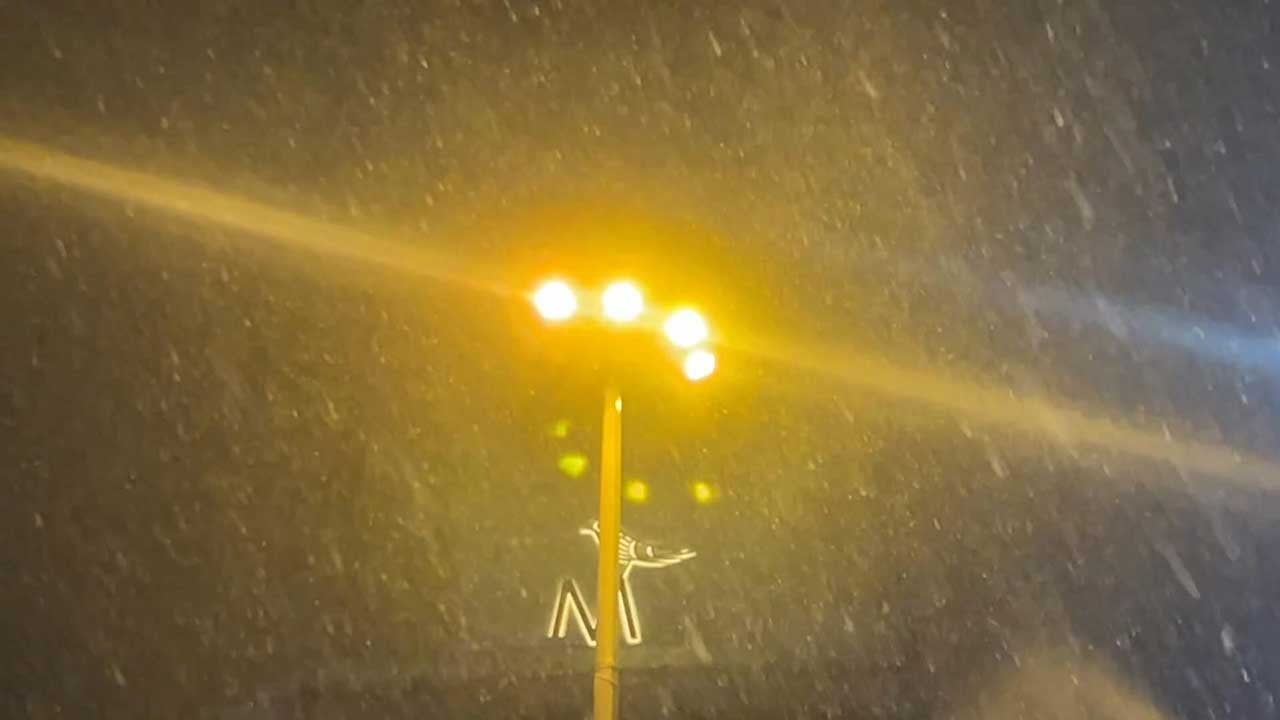 Taksim Meydanı'nda kar yağışı başladı! İstanbul genelinde eğitim durdu