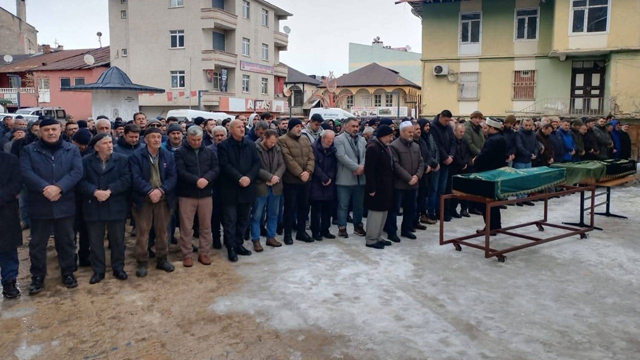 Tam 50 yıl aynı yastığa baş koydular! Birkaç saat arayla vefat ettiler