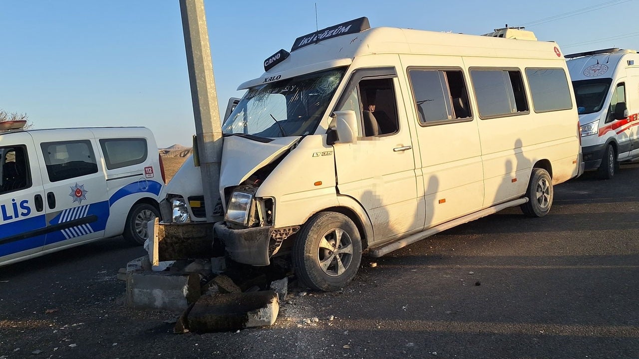 Tarım işçilerini taşıyan minibüs direğe çarptı