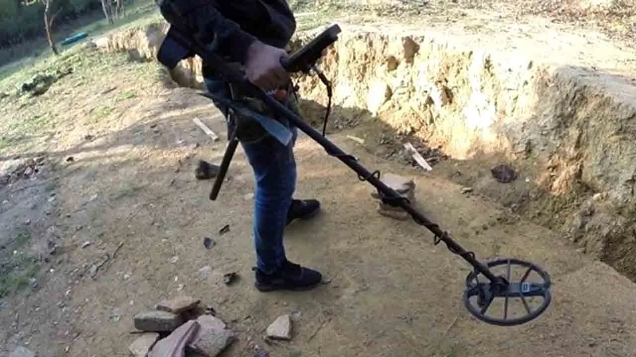 Tarladan çıkan Roma hazinesi: 1700 yıllık altın yüzük Britanya’yı şaşırttı
