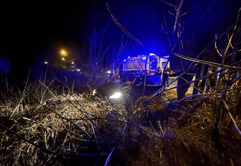 Tarlaya uçan otomobilden sağ kurtuldu
