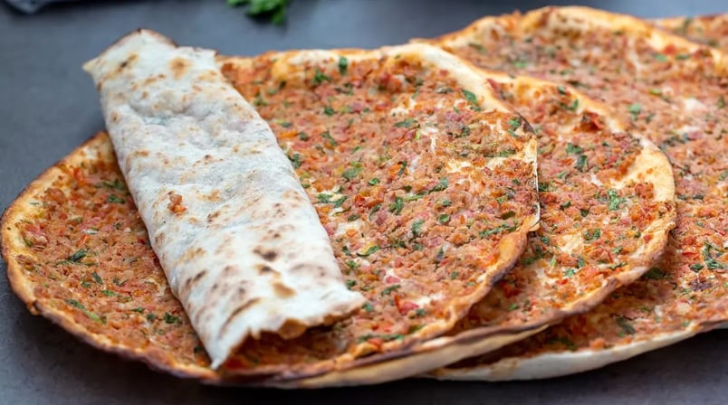 Taş fırın lezzeti artık mutfağınızda: Tavada en kolay ev yapımı lahmacun tarifi