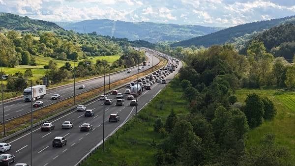 Tatilcilerin dönüş yolculuğu başladı: Bolu'da kilometrelerce araç kuyruğu