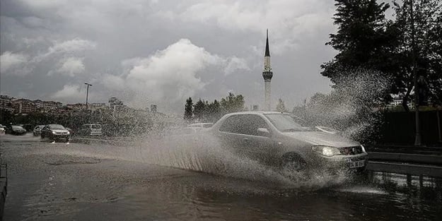 Tekirdağ’da gökyüzü delindi ekipler alarma geçti! Şiddetli sağanak kenti esir alırken belediye su baskınlarına karşı harekete geçti!