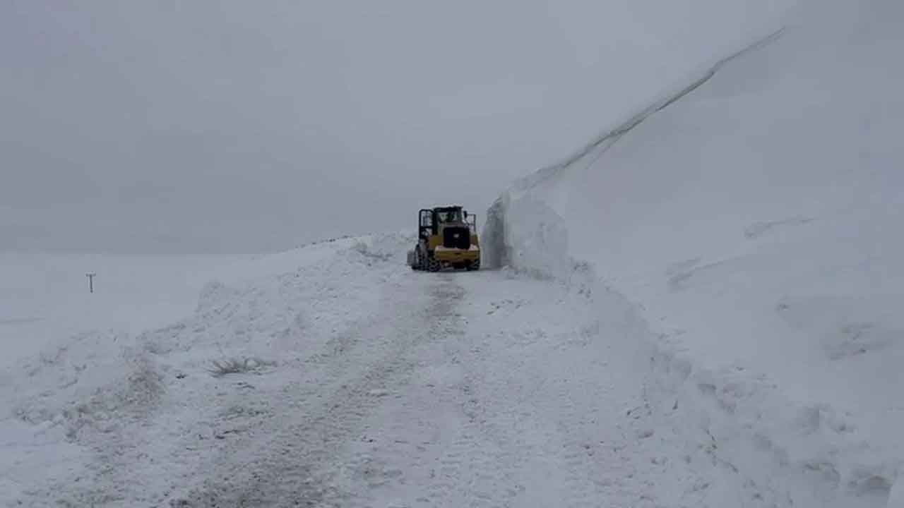 Tekman'da kar kalınlığı 5 metreyi aştı, ekipler dev yığınlarla savaşıyor