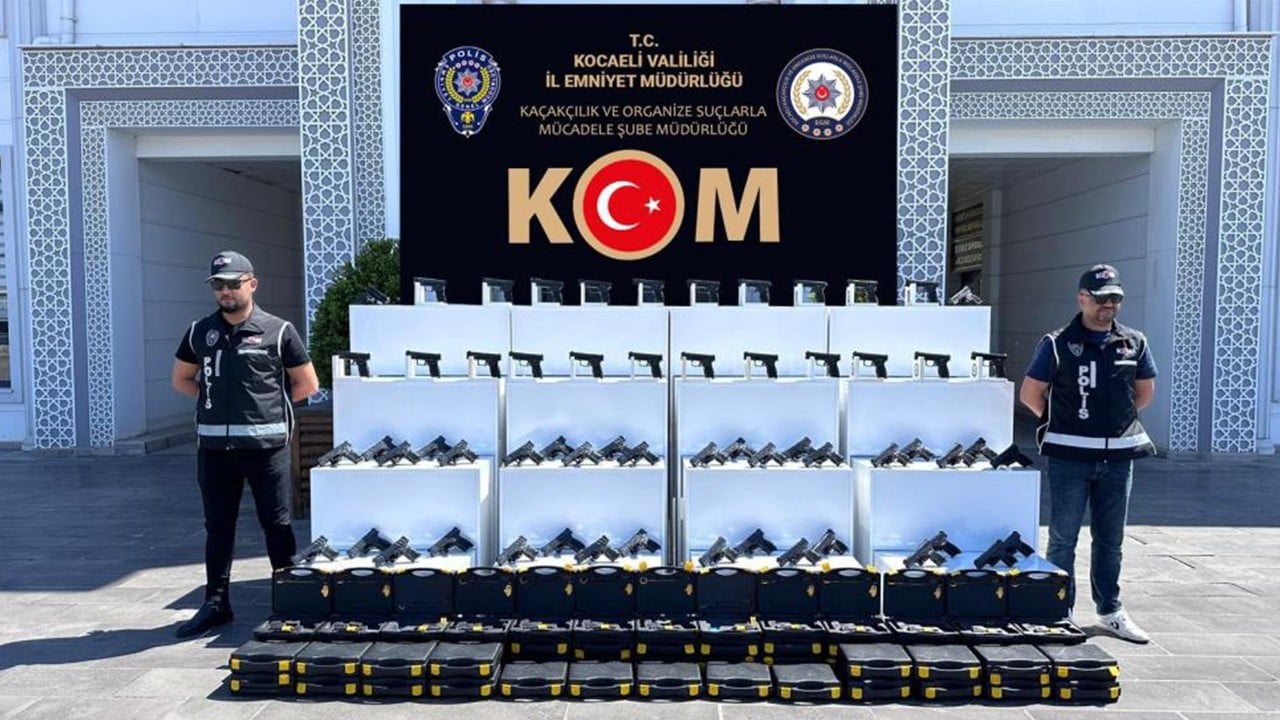 TEM'de durdurulan araçta 60 tabanca ele geçirildi