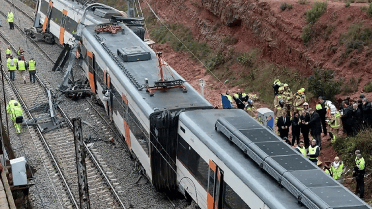 Test sürüşündeki tren, işçileri ezdi! 11 ölü var