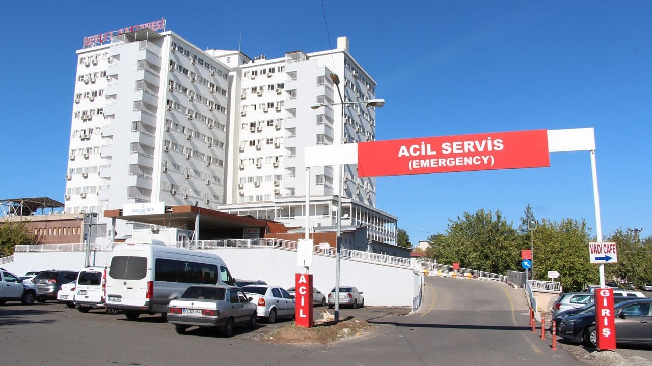 Ticari aracın altında kaldı! Kaçan ineğinin peşine düştü hayatından oldu