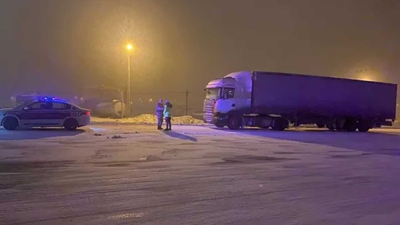 Tipi etkili oluyor! İki şehir arası tırlara kapatıldı