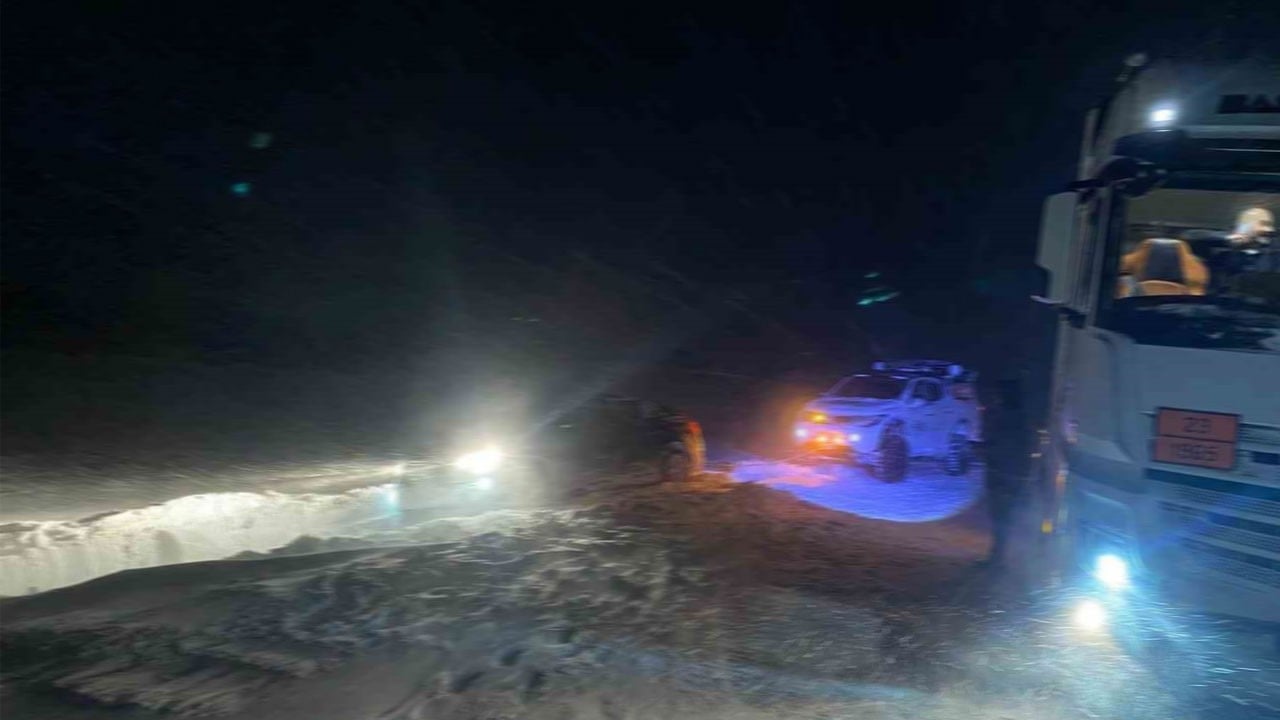 Tipi yolları kapattı! Mahsur kalan 15 kişi kurtarıldı