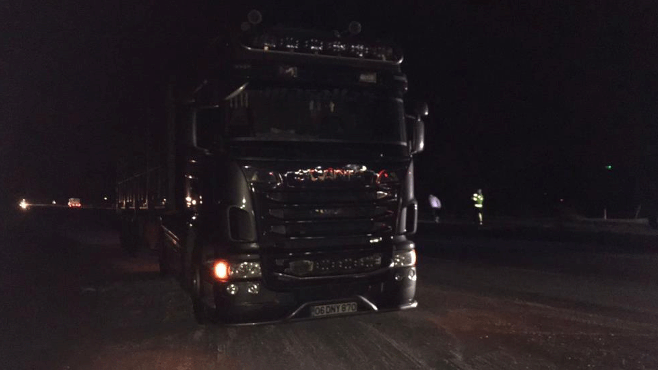 Tır otomobile çarptı: Çok sayıda yaralı var