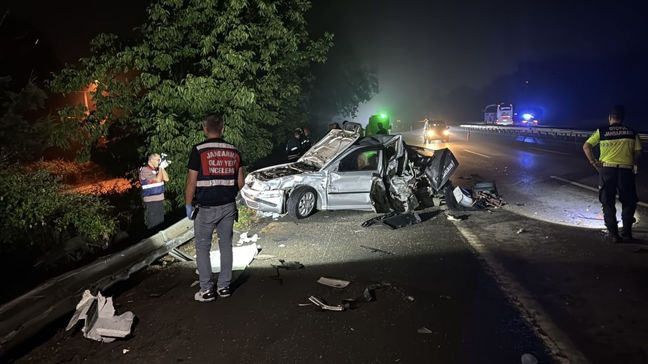TIR'ın arızalanan otomobile çarpması sonucu 1 çocuk öldü, 3 kişi yaralandı