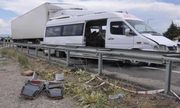 Tırın çarptığı minibüste 2 işçi yaralandı