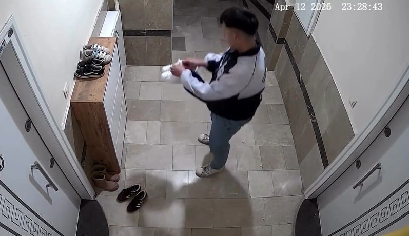 Tokat'ta ayakkabı hırsızı suçüstü yakalandı! Güvenlik kamerasını izleyen ev sahibi şoke oldu! Çaldığı ayakkabıları giyip böyle kaçtı!