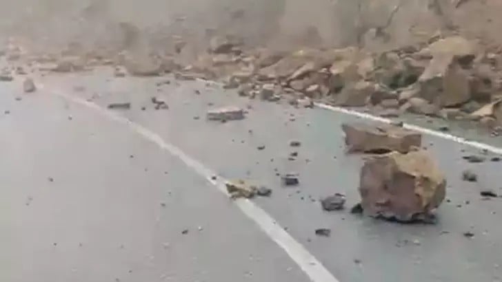 Tokat’ta yağış sonrası kaya parçaları yola yuvarlandı