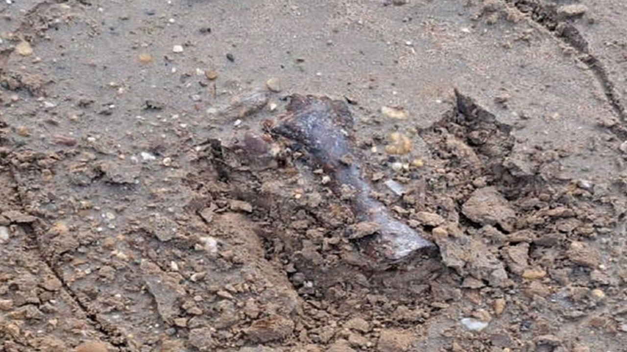 Toprağa gömülü bomba patladı, yolda oynayan 2 çocuk öldü