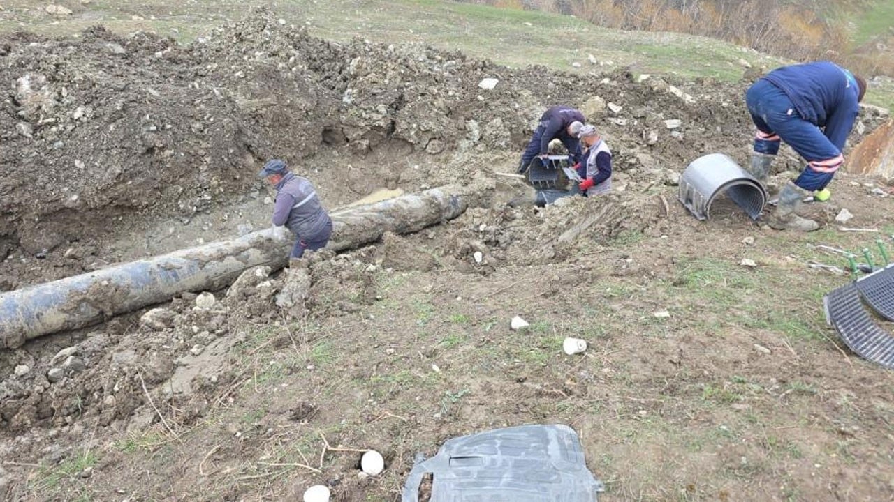Toprak kayması su hattını çökertti: Bölge susuz kaldı