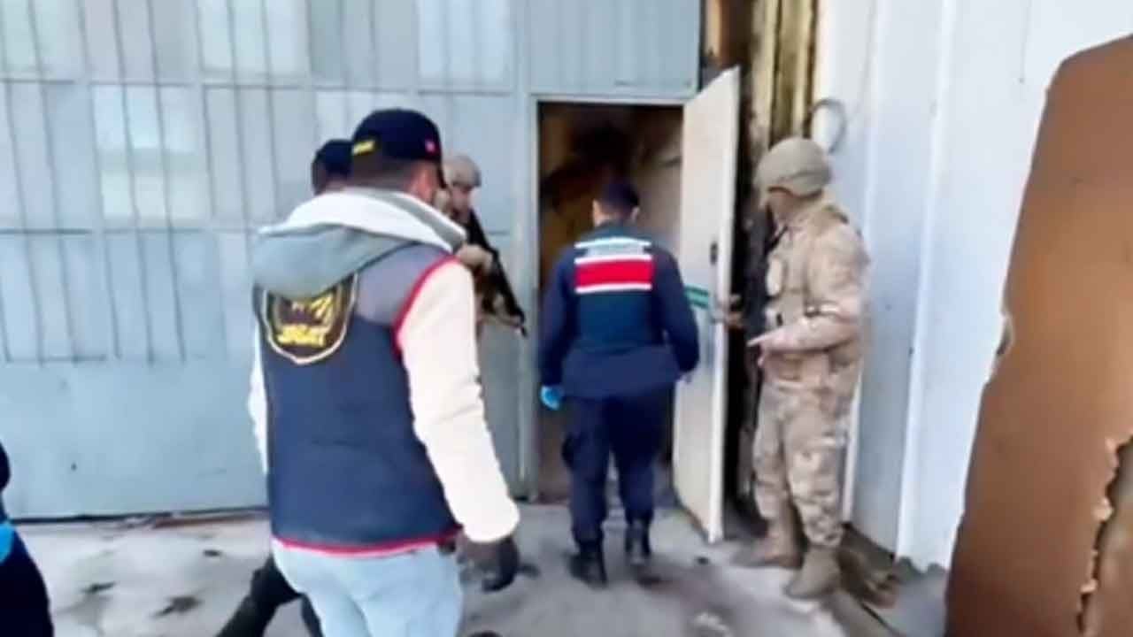 Torbalı'da zehir tacirlerine dev darbe! Bir araçta 1 tonu aşkın uyuşturucu yakalandı