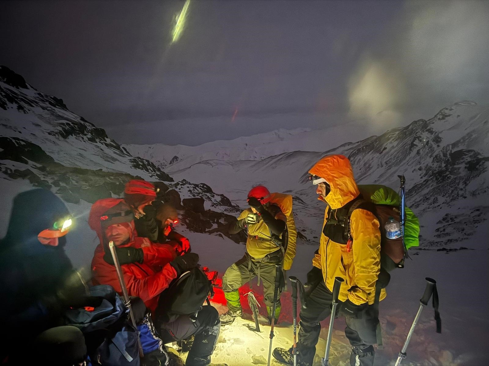 Trabzonlu dağcılardan Demirkapı’da gururlandıran kış zirvesi