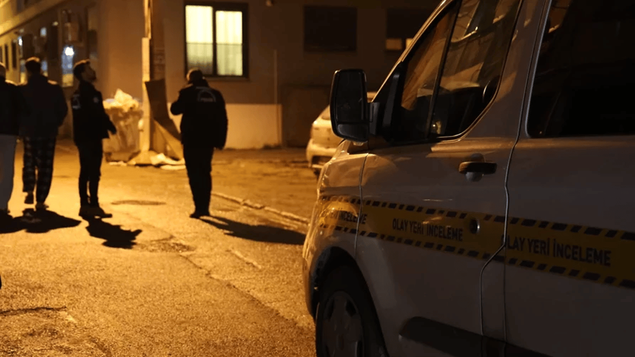 Trafik terörü bitmiyor! Yol verme kavgasında bıçaklar konuştu!