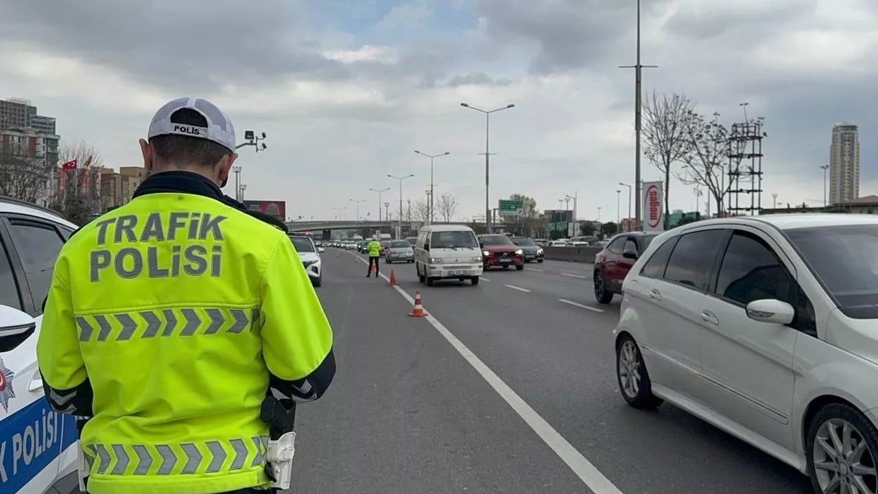 Trafikte akrobatik tehlike: Motosiklet sürücüsü 60 gün men edilecek