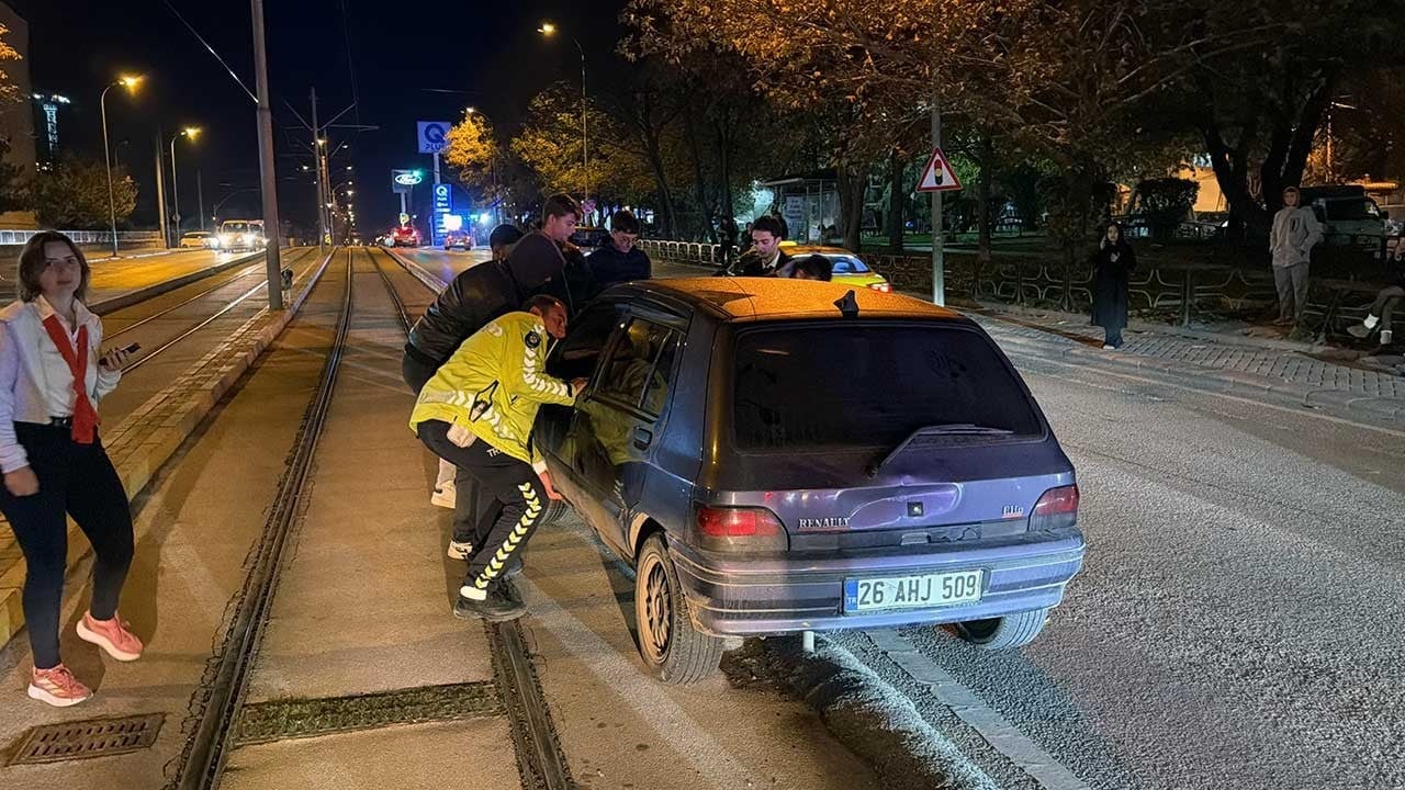 Tramvay yoluna giren otomobil vatandaşların yardımıyla çıkarıldı