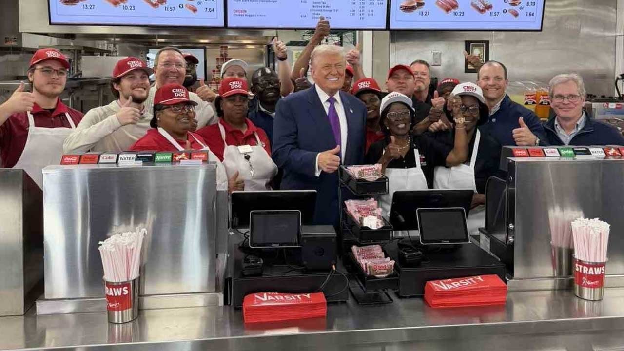 Trump, bir restoranı ziyaret ederek hamburger sipariş etti