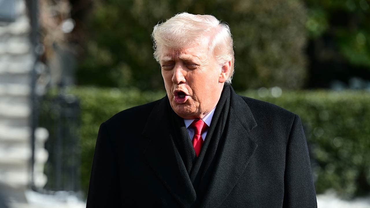 Trump istifası istenen bakanını savundu