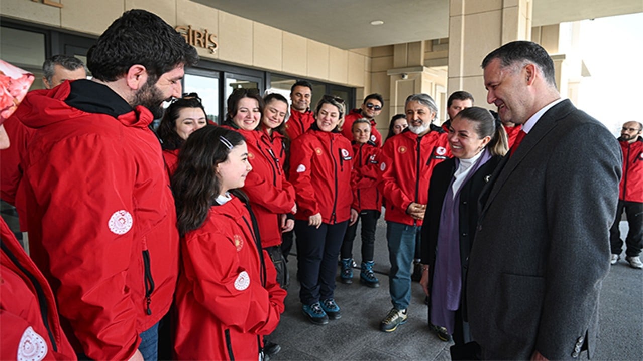 Türk bilim insanları yurda döndü Buzlar içindeki zorlu araştırma sona erdi
