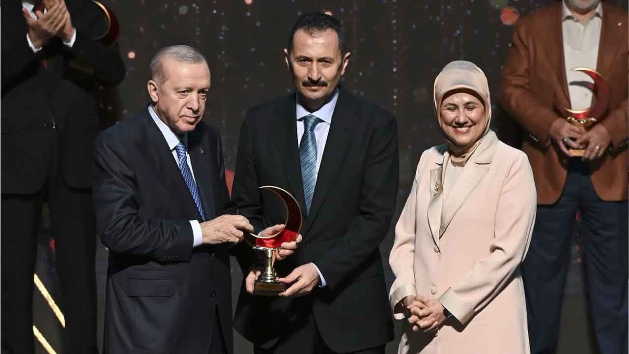 Türk Kızılay Ödülleri sahiplerini buldu! Bakın hangi isim de ödüllendirildi