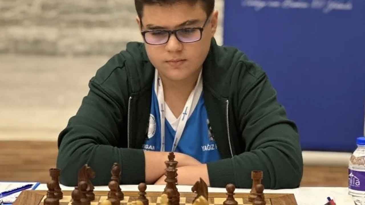Türk satranç dehası Yağız Kaan Erdoğmuş, Tata Steel 2026'da devler arasında 7. sırayı alarak ayakta alkışlandı!