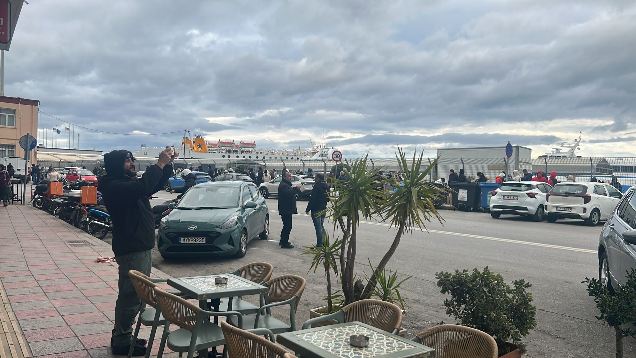 Türk tatilciler dönüş yolunda Yunanistan'ın Midilli Adası'nda mahsur kaldı