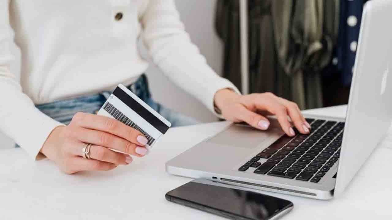 Türkiye bayramlıkları e-ticaret ile aldı: 750 bin sipariş! Saatte 1.200’den fazla giysi sipariş edildi!