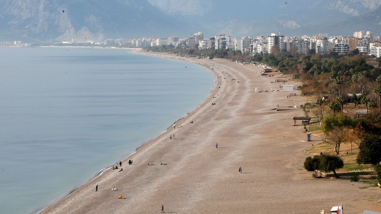 Türkiye donarken Antalya’da yazdan kalma günler yaşıyor
