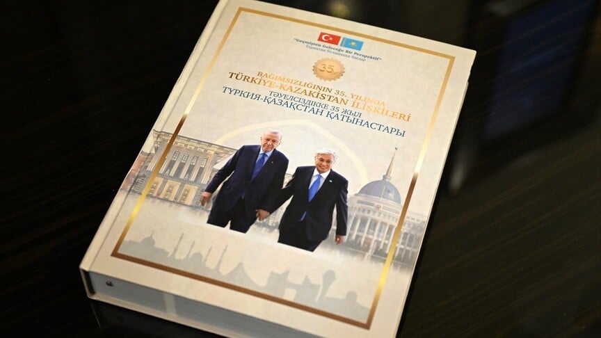 Türkiye-Kazakistan ilişkileri kitaplaştırıldı! Erdoğan, Tokayev'e armağan etti