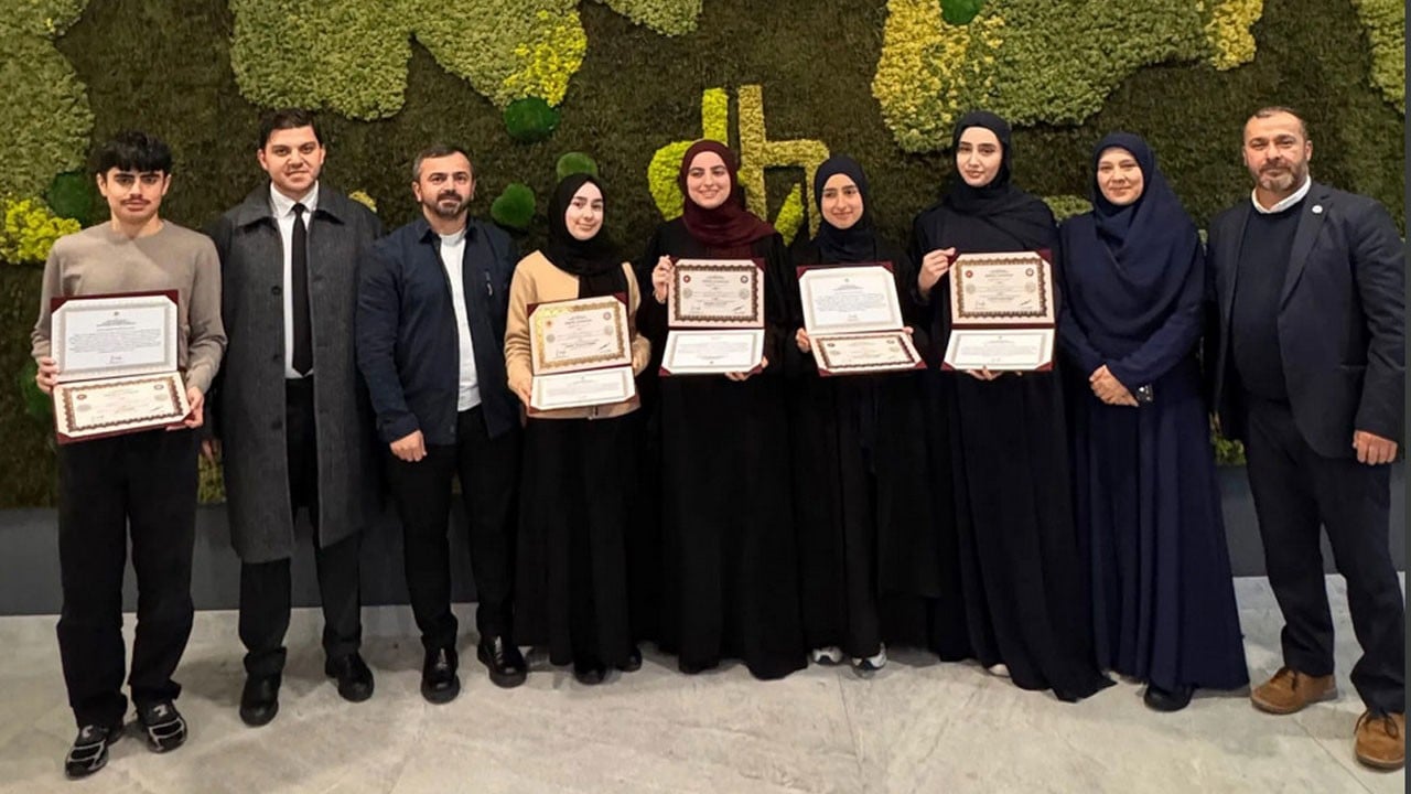 Türkiye’nin emekleri büyük! Avrupa’nın göbeğinde hafız oldular